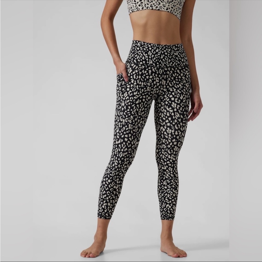 Athleta Salutation Stash Pocket ll Printed Tight